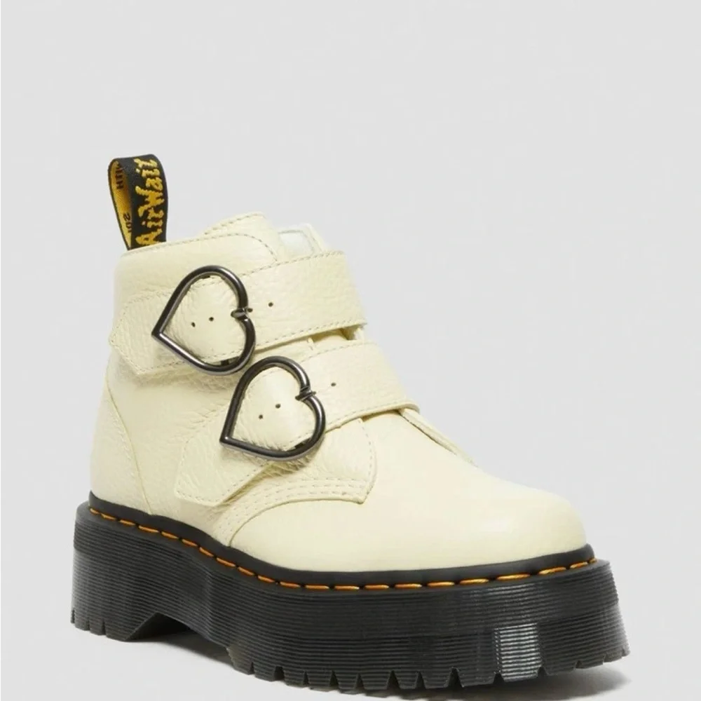 NWT DOC MARTENS DEVON HEART BOOTS IN CREAM-WHITE